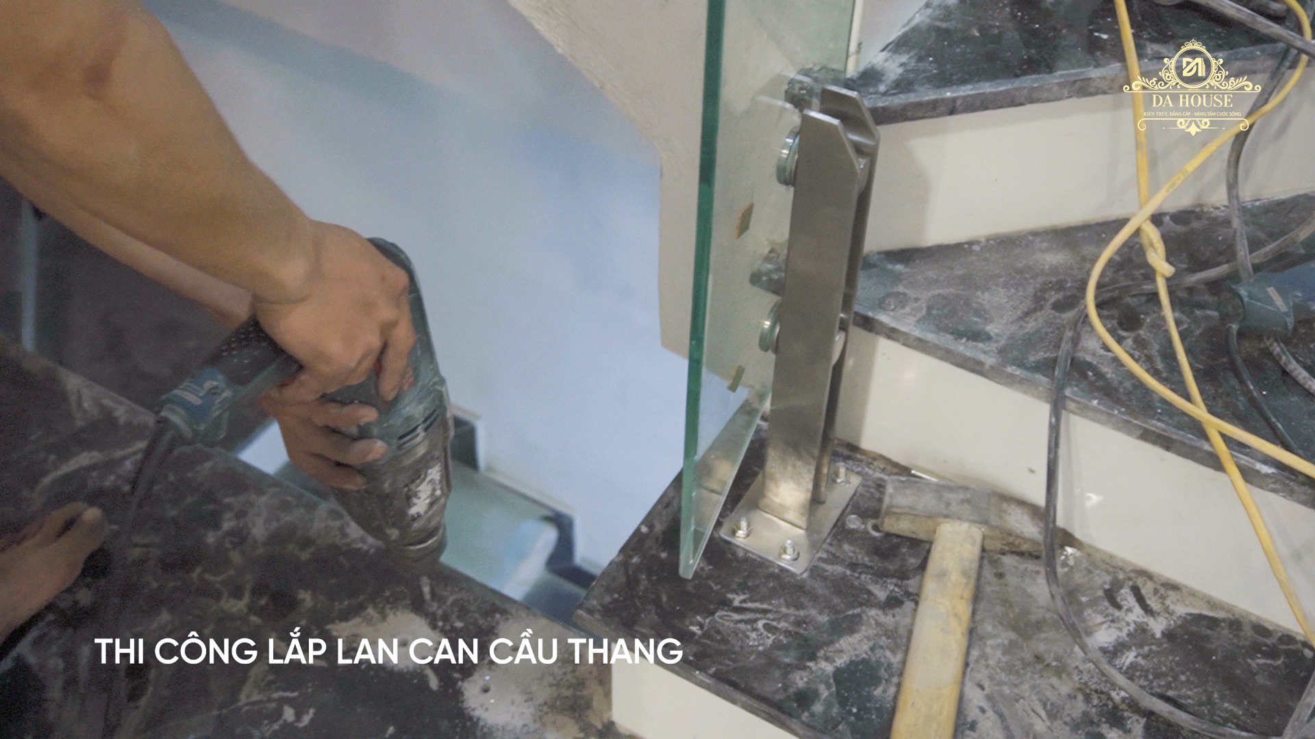 Thi công lan can cầu thang (3)