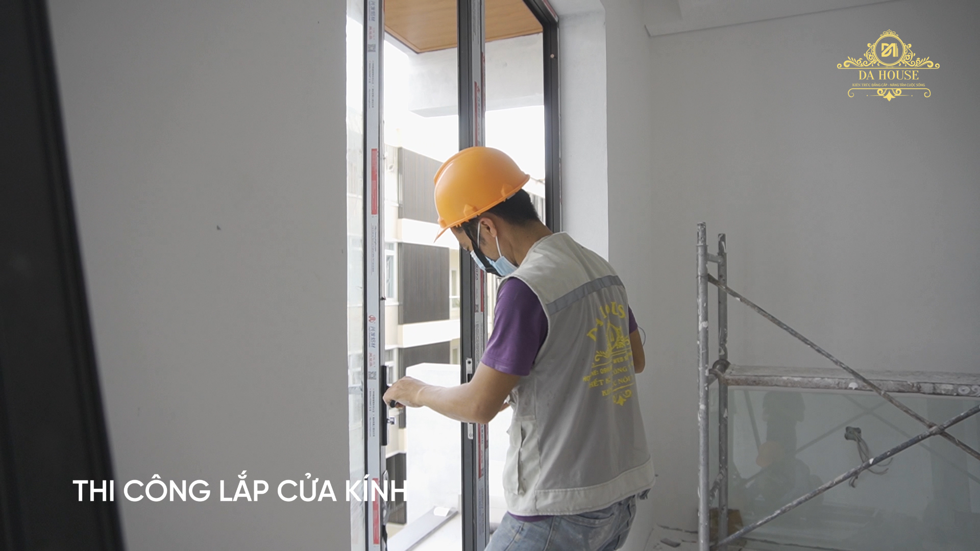 Thi công lắp cửa kính (1)